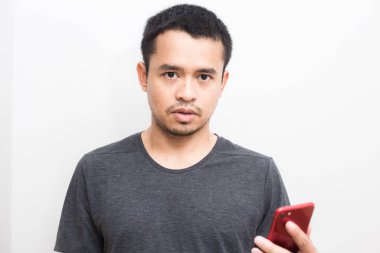 Asyalı iş adamları beyaz arka planda akıllı telefon kullanmayı düşünüyor, Erkekler hareket havasında