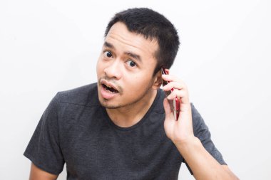 Asyalı iş adamları beyaz arka planda akıllı telefon kullanmayı düşünüyor, Erkekler hareket havasında