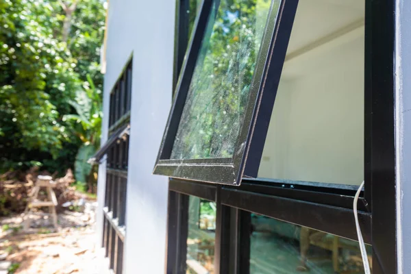 Moderna Ventana Cristal Marco Negro Casa Tropical Cool House — Foto de Stock