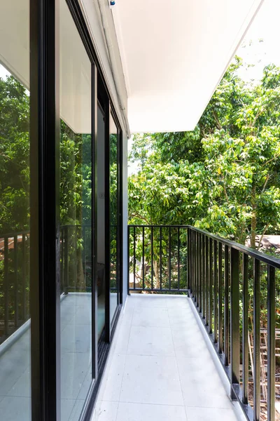 现代黑色窗框玻璃热带房子 凉爽房子 — 图库照片