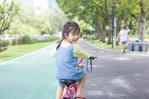 Schattig Klein Meisje Genieten Met Fiets Openbaar Stadspark Gelukkig Meisje — Stockfoto