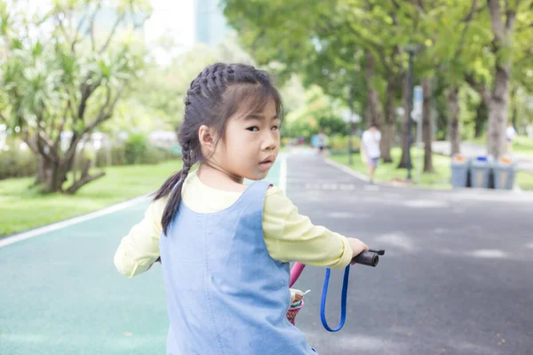 Şehir Parkında Bisikletle Eğlenen Sevimli Küçük Kız Mutlu Kız — Stok fotoğraf