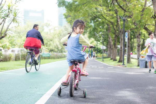 Şehir Parkında Bisikletle Eğlenen Sevimli Küçük Kız Mutlu Kız — Stok fotoğraf