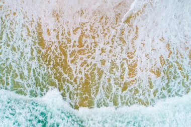 Beyaz kumsalda deniz dalgası Turkuaz su Phuket Tayland