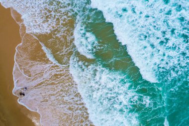 Beyaz kumsalda deniz dalgası Turkuaz su Phuket Tayland