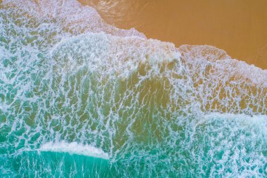 Beyaz kumsalda deniz dalgası Turkuaz su Phuket Tayland