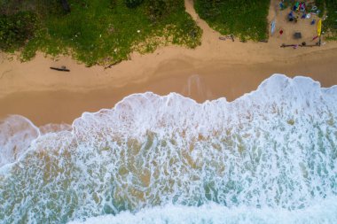 Beyaz kumsalda deniz dalgası Turkuaz su Phuket Tayland