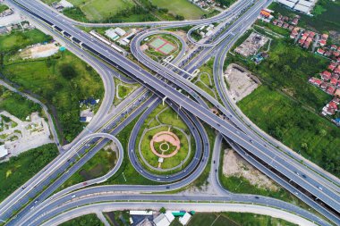 Yeşil park hava manzaralı şehir trafiği kavşağı