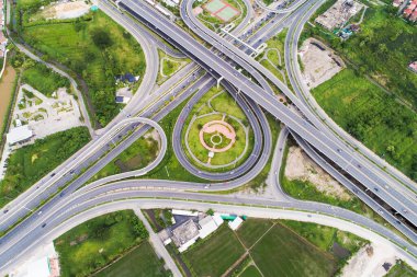 Yeşil park hava manzaralı şehir trafiği kavşağı