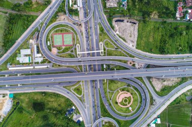 Yeşil park hava manzaralı şehir trafiği kavşağı
