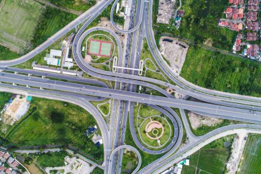Yeşil park hava manzaralı şehir trafiği kavşağı