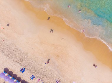 Renkli şemsiyeli beyaz kumlu deniz plajı Phuket Tayland