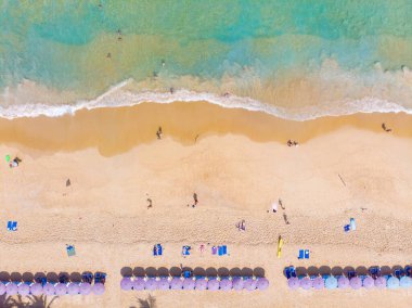 Renkli şemsiyeli beyaz kumlu deniz plajı Phuket Tayland