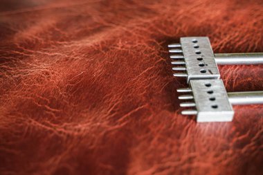 Orijinal deri arka plan işçiliği üzerine çalışan deri çalışma aracı