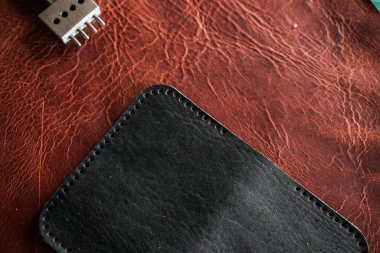 Orijinal deri arka plan işçiliği üzerine çalışan deri çalışma aracı