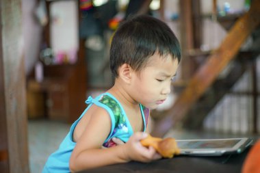 Tablet bilgisayar oynayan Asyalı çocuk İnternet tarayıcısı ve eğitim kavramına bağlandı