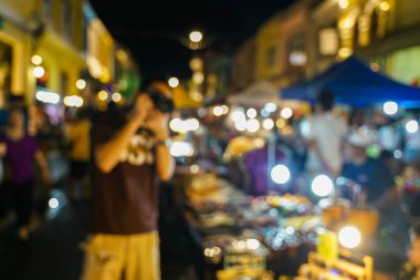 Soyut gece, insanların Bokeh, Phuket pazarı ile sokak pazarından alışveriş yapmasını bulanıklaştırdı