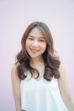 Pembe arka plan moda konseptinde güzel Asyalı kadın portresi