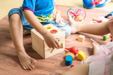 Oda eğitimi konseptinde tahta oyuncakla eğlenen komik çocuklar grubu.