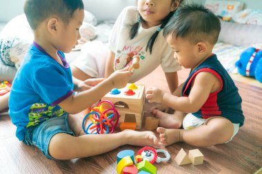 Oda eğitimi konseptinde tahta oyuncakla eğlenen komik çocuklar grubu.