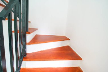 Çimento oturma odasındaki modern kahverengi ahşap merdiven.