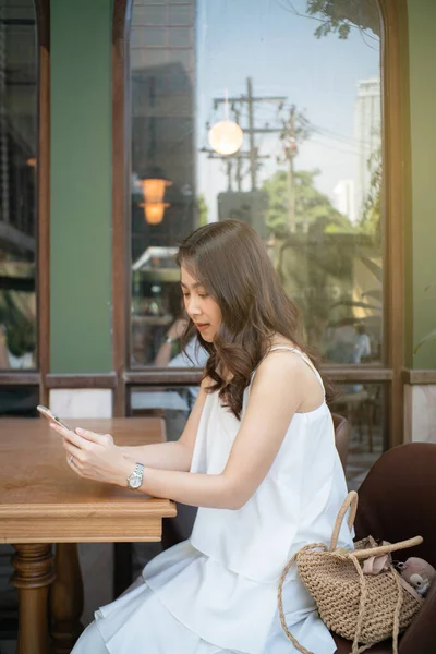 Üzleti Ázsiai Nők Használ Smartphone Kávézó Nappal Fény — Stock Fotó