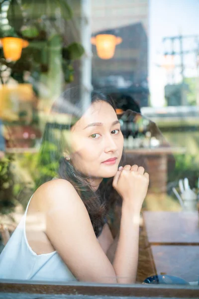 Kentsel Kahve Dükkanında Oturan Güzel Asyalı Kadınlar Pencereden Dışarı Bakıyor — Stok fotoğraf