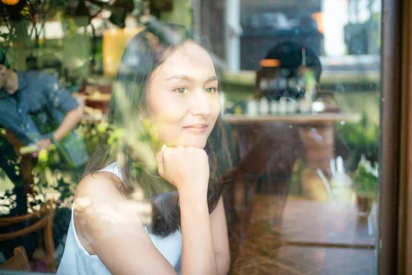 Женщина Сидящая Городской Кофейне Выглядывающая Окно Деловые Женщины — стоковое фото