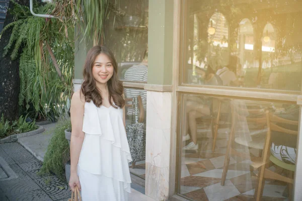 Heureuses Jeunes Femmes Asiatiques Affaires Marchant Dans Ville Villa Marché — Photo