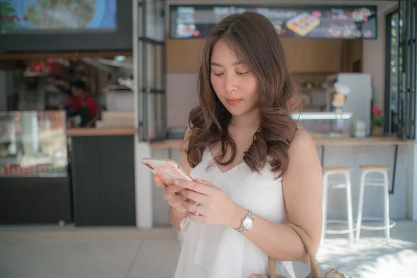 Negócios Asiático Mulheres Usam Smartphone Sentado Café Dia Luz — Fotografia de Stock
