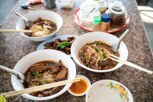 Bebek Mie Dengan Sup Rempah Rempah Toko Makanan Thailand Gourmet — Stok Foto