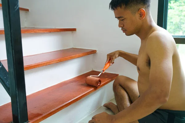 Mechanische Männer Malen Auf Modernen Treppen Mit Rollenfarbe Holzfarbe — Stockfoto