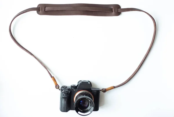 Pulseira Câmera Couro Genuíno Feito Mão Com Câmera Mirrorless Fundo — Fotografia de Stock