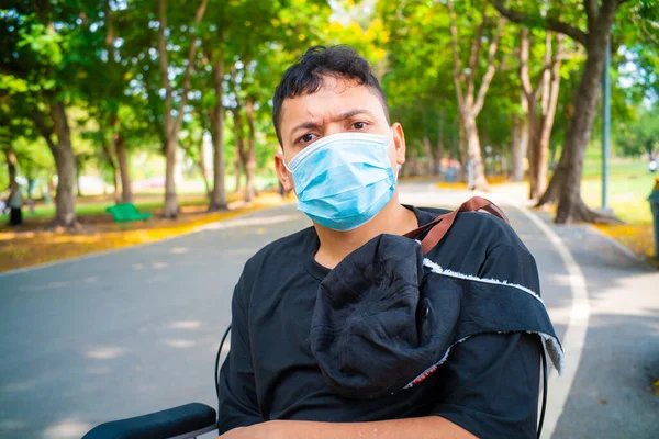 Desactivar Hombre Sentado Silla Ruedas Parque Verde Ciudad Con Máscara —  Fotos de Stock