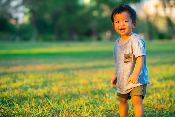 Adorable Asiático Chico Jugando Verde Hierba Pradera Puesta Del Sol — Foto de Stock