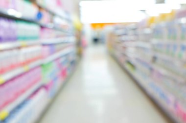 Marketin bulanık reyonu raflarda bulunan renkli yiyecek ve içecekler.