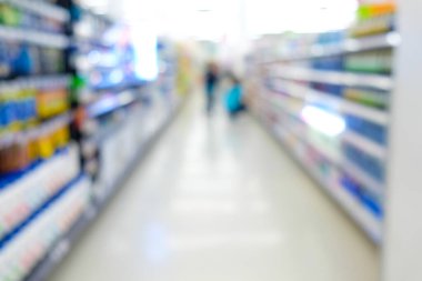 Marketin bulanık reyonu raflarda bulunan renkli yiyecek ve içecekler.
