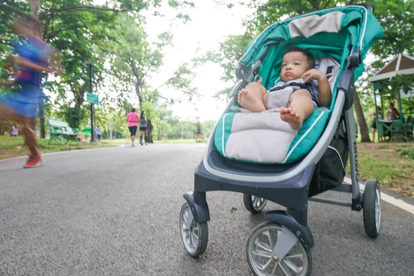 Baby Asijské Chlapec Sedí Kočárku Cestování Městský Park Dopoledních Hodinách — Stock fotografie