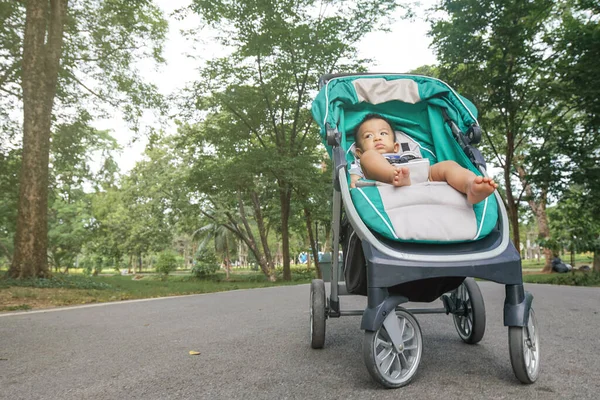 Baby Aziatische Jongen Zitten Wandelwagen Reizen Stadspark Ochtend Met Zonlicht — Stockfoto