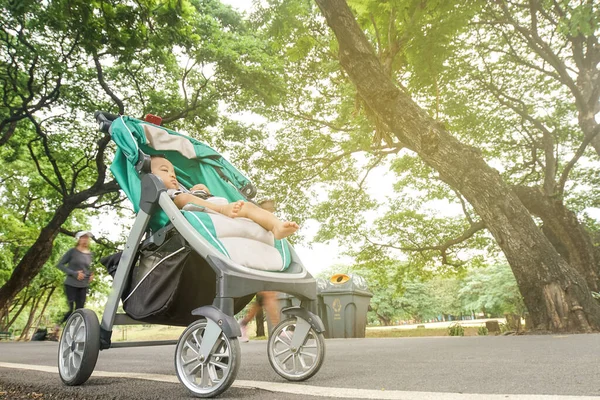 Baby Aziatische Jongen Zitten Wandelwagen Reizen Stadspark Ochtend Met Zonlicht — Stockfoto