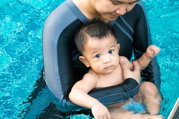 Matka Uczy Niemowlę Miesięcy Chłopiec Pływanie Basenie Mama Synem — Zdjęcie stockowe