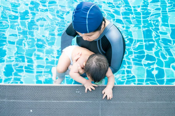 Matka Uczy Niemowlę Miesięcy Chłopiec Pływanie Basenie Mama Synem — Zdjęcie stockowe