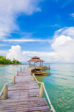 Deniz kıyısındaki ahşap köprü kulübenin renkli gökyüzü bulutu