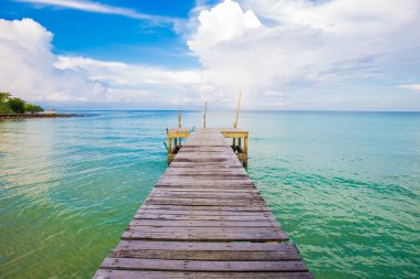 Deniz kıyısındaki ahşap köprü kulübenin renkli gökyüzü bulutu