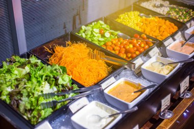 Salata büfesinde meyveli renkli sebze sağlıklı yemek.