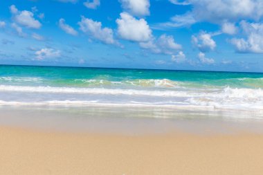 Tropik deniz sahili beyaz dalgası mavi gökyüzü bulutuna karşı, Phuket