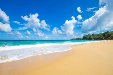 Tropik deniz sahili beyaz dalgası mavi gökyüzü bulutuna karşı, Phuket