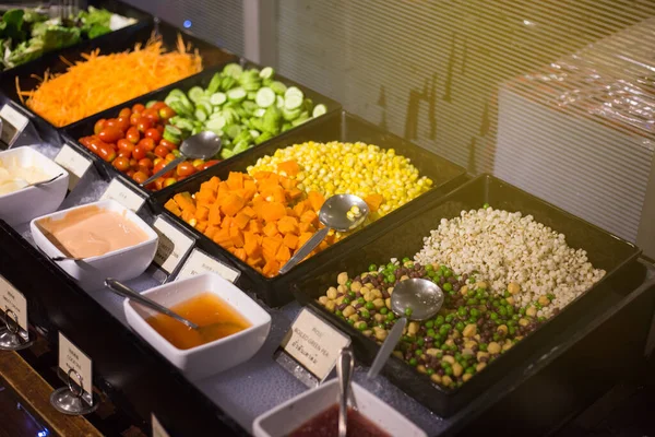 Salata Büfesinde Meyveli Renkli Sebze Sağlıklı Yemek — Stok fotoğraf