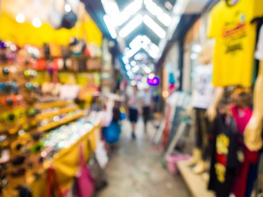 Bulanık moda mağazası renkli kumaş ve aksesuar Chatuchak hafta sonu Tayland pazarında