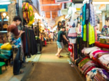 Bulanık moda mağazası renkli kumaş ve aksesuar Chatuchak hafta sonu Tayland pazarında